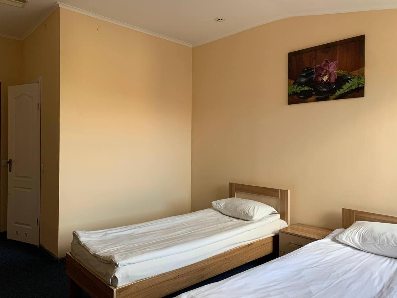 Budget Hotel Ekotel Lviv Exteriör bild